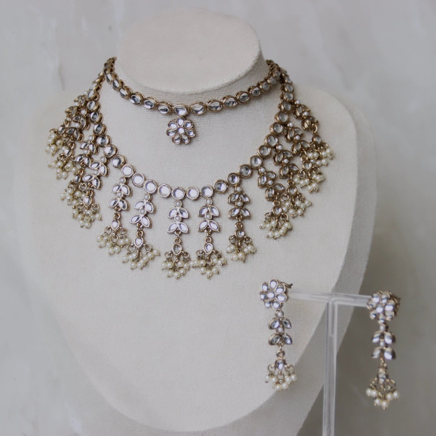 Ameesha necklace set - white