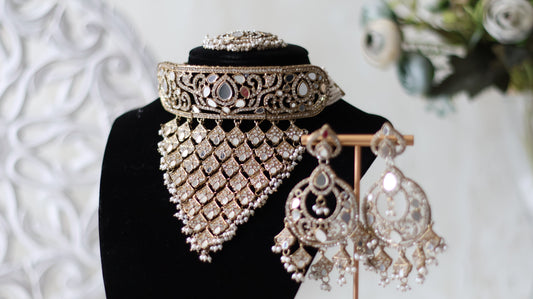 Chavvi Necklace Set