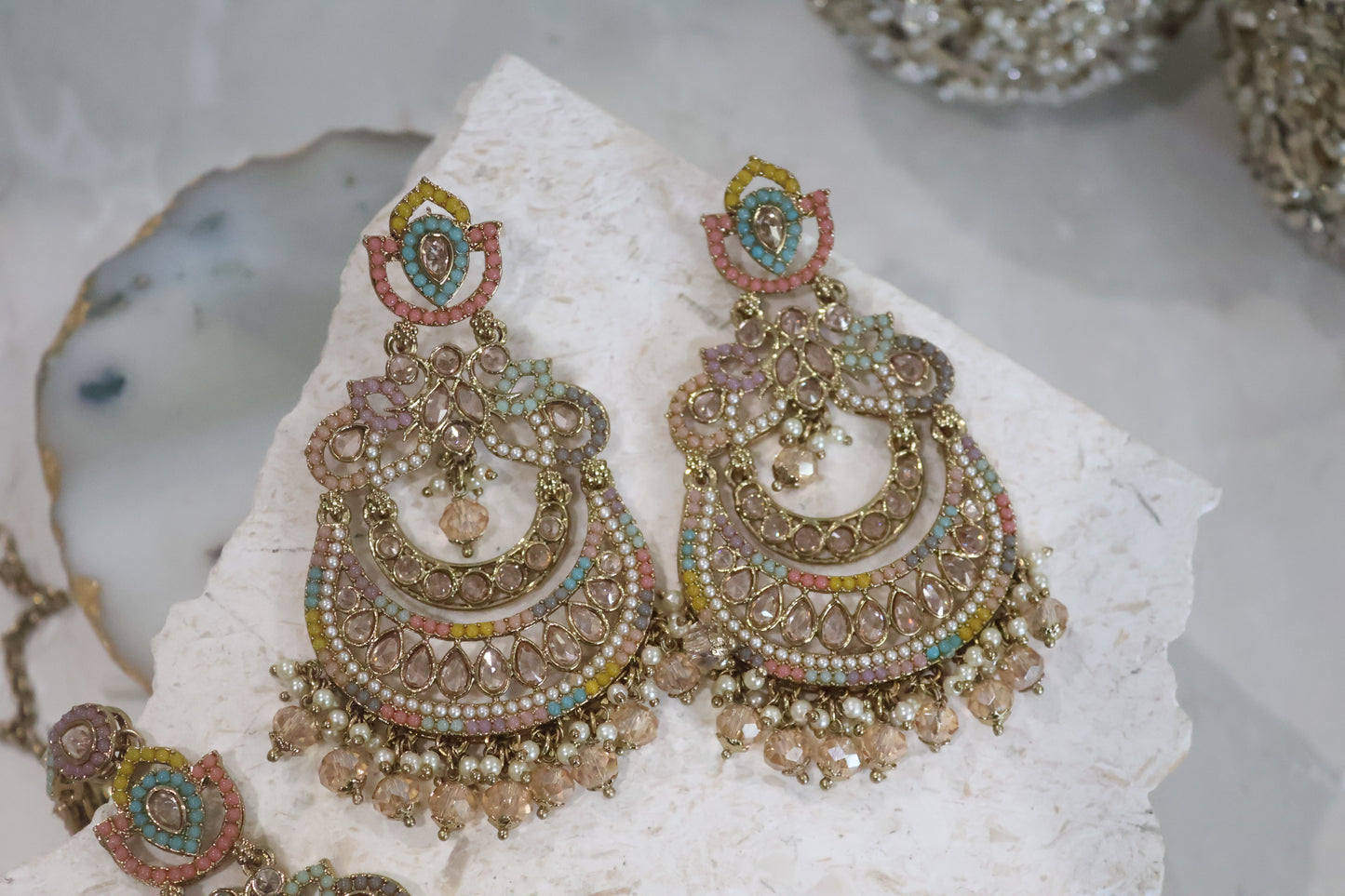 Shelly earrings tikka set - Pastel