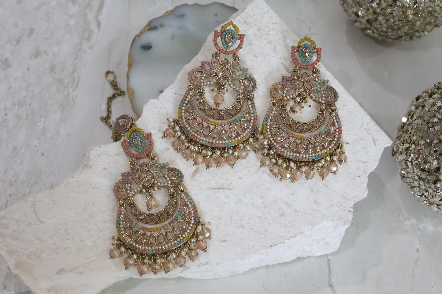 Shelly earrings tikka set - Pastel