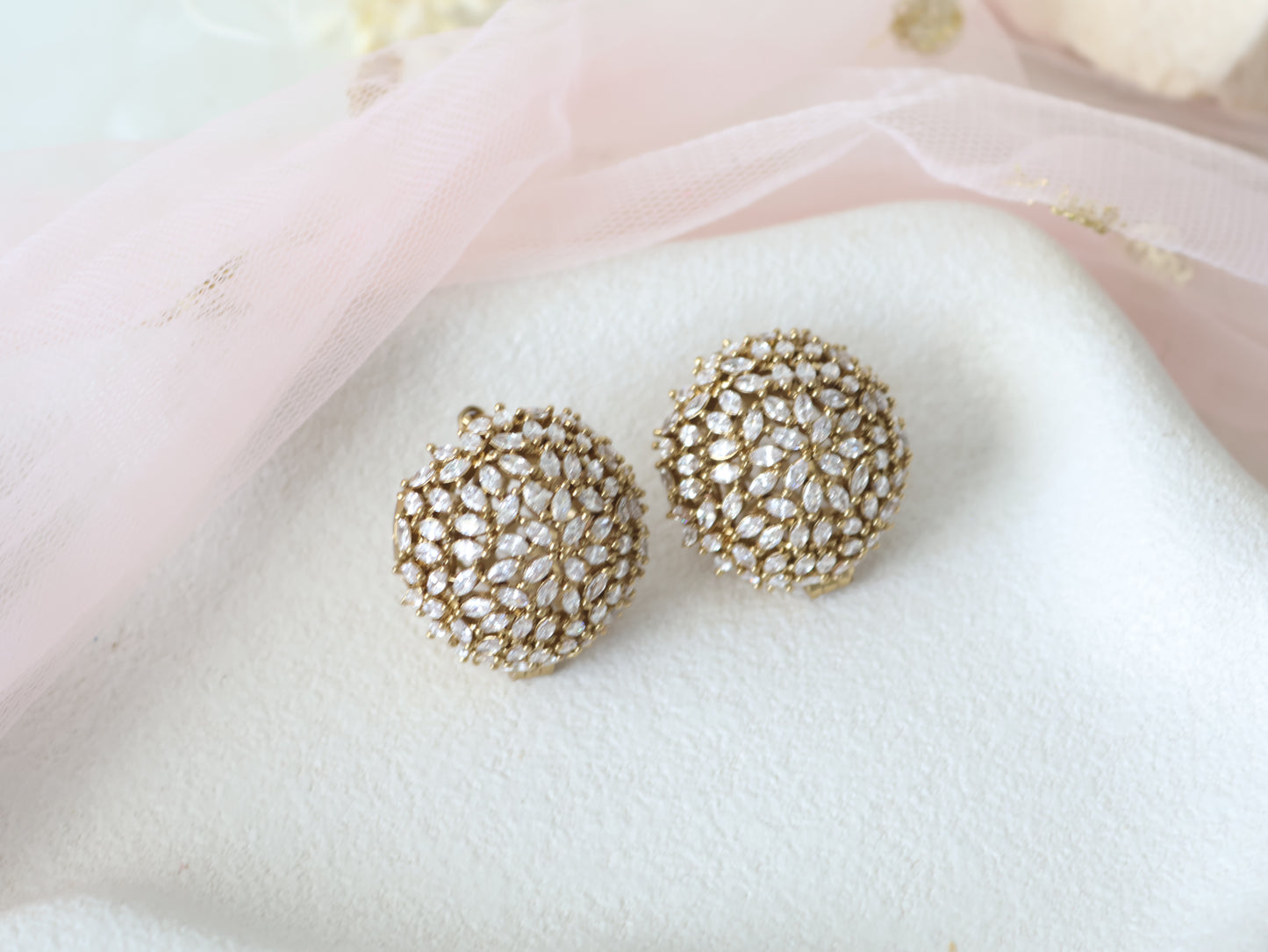 Kanika studs - White