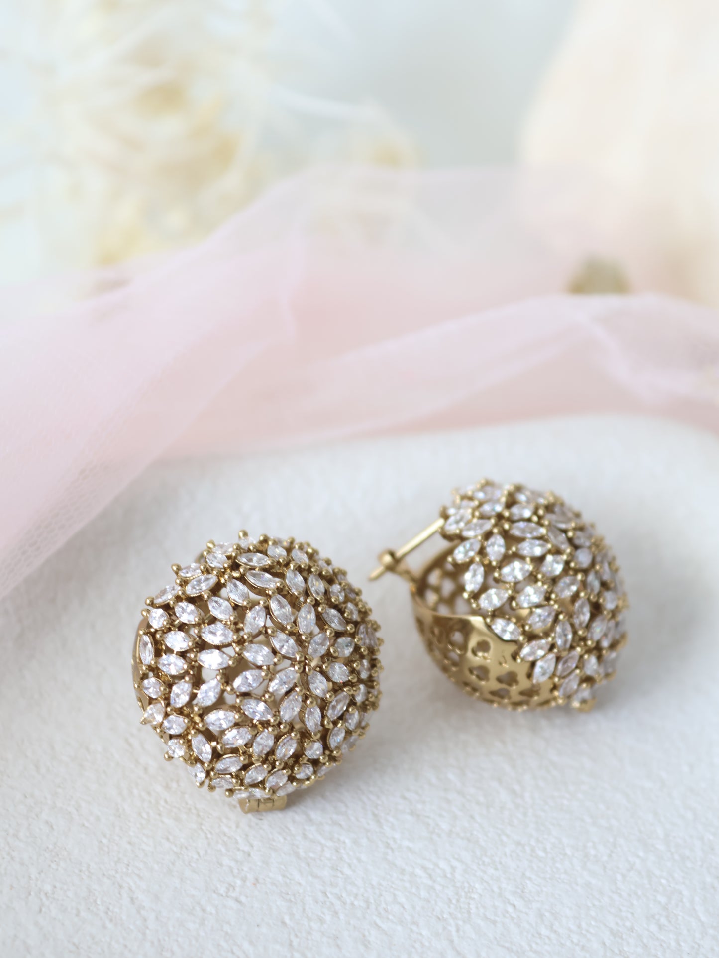 Kanika studs - White