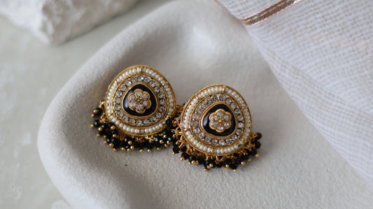 Himani studs - Black