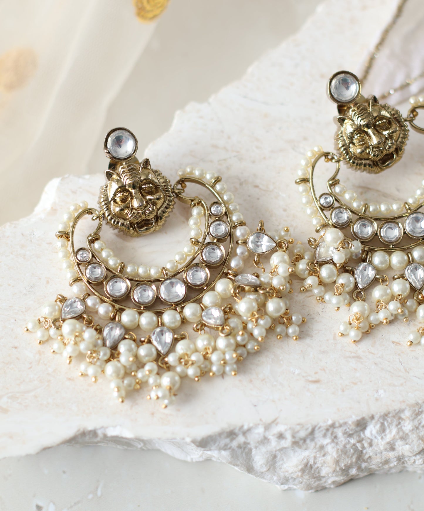 Arisha earrings - White