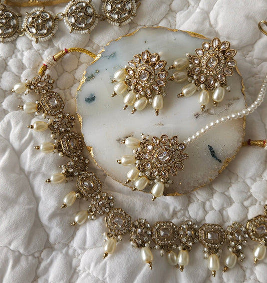 Avantika necklace set - white